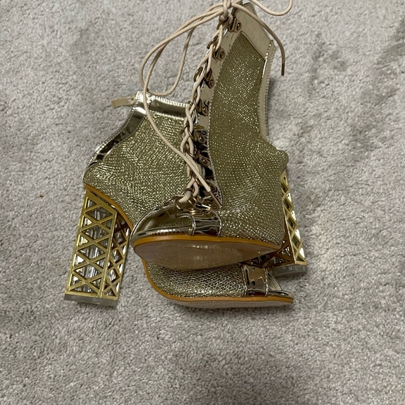 Shoe - Picture 2 of 4